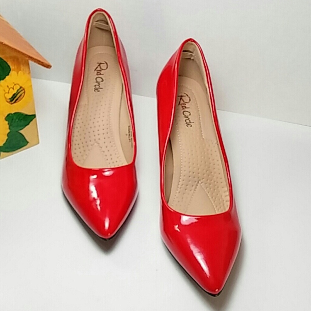 ๐ Glossy Red Low Pointy Toe Pump ๐ - Picture 4 of 8